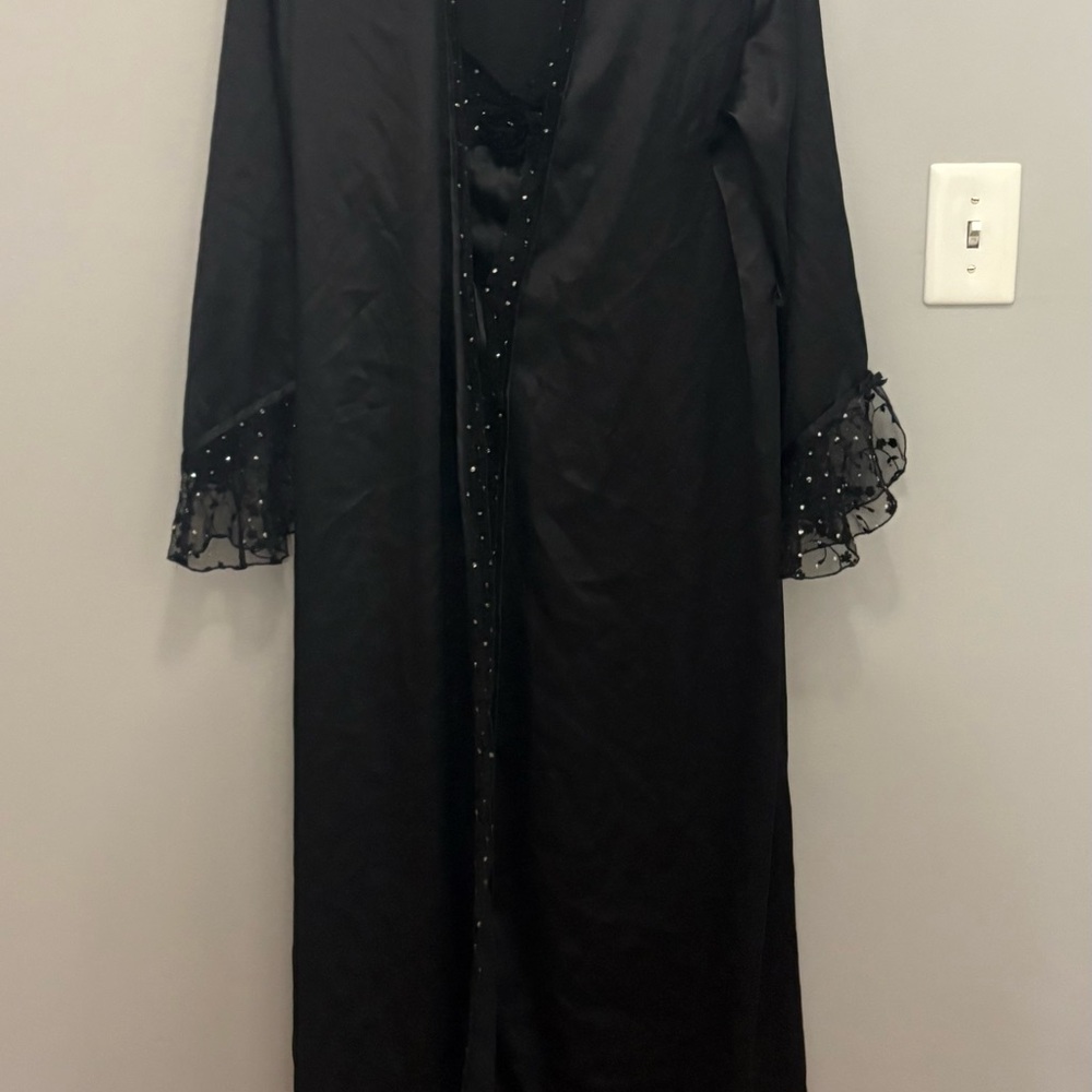 Delicates Black Sleeveless Nightgown and Robe - Picture 10 of 16